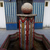 DE GUISTI - Maison mosaïque (Fontaine du parvis) - Rue du Lutin