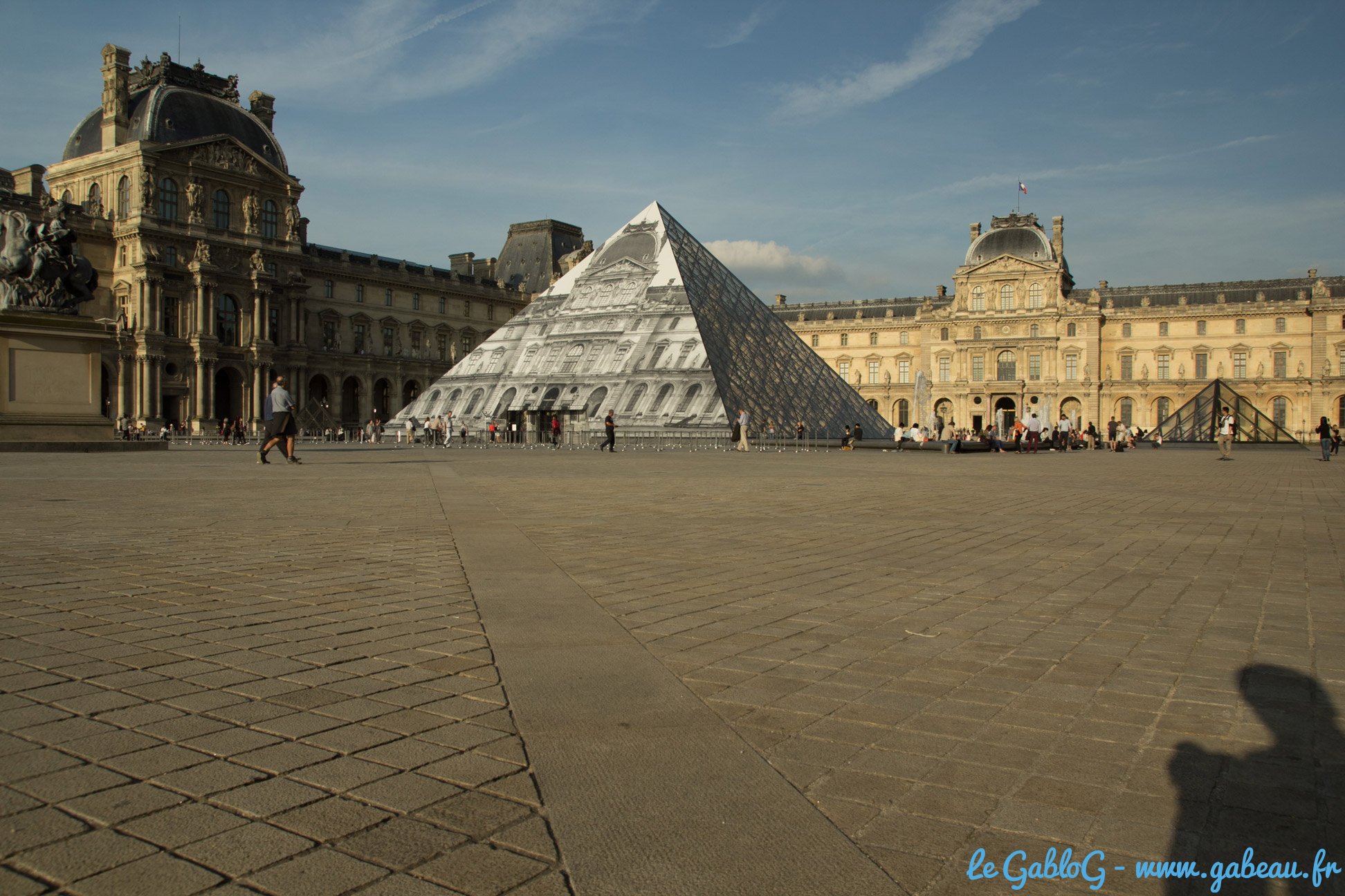 Le Louvre habillé par JR