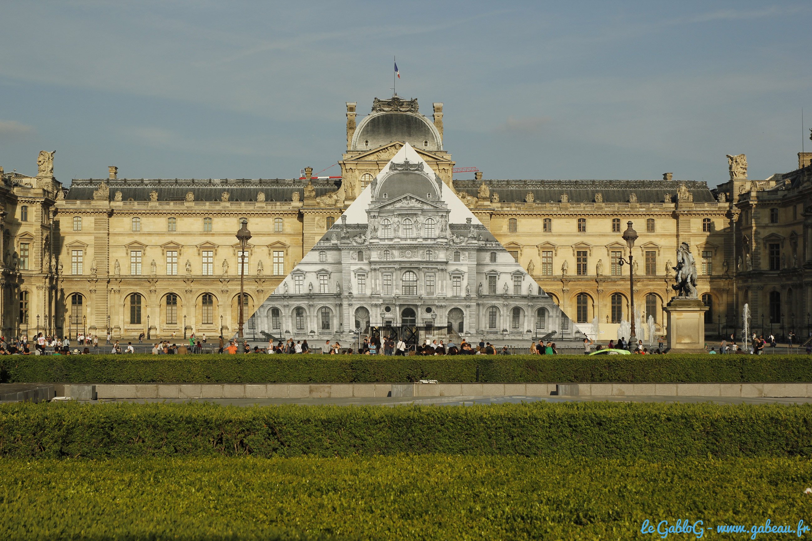Le Louvre habillé par JR