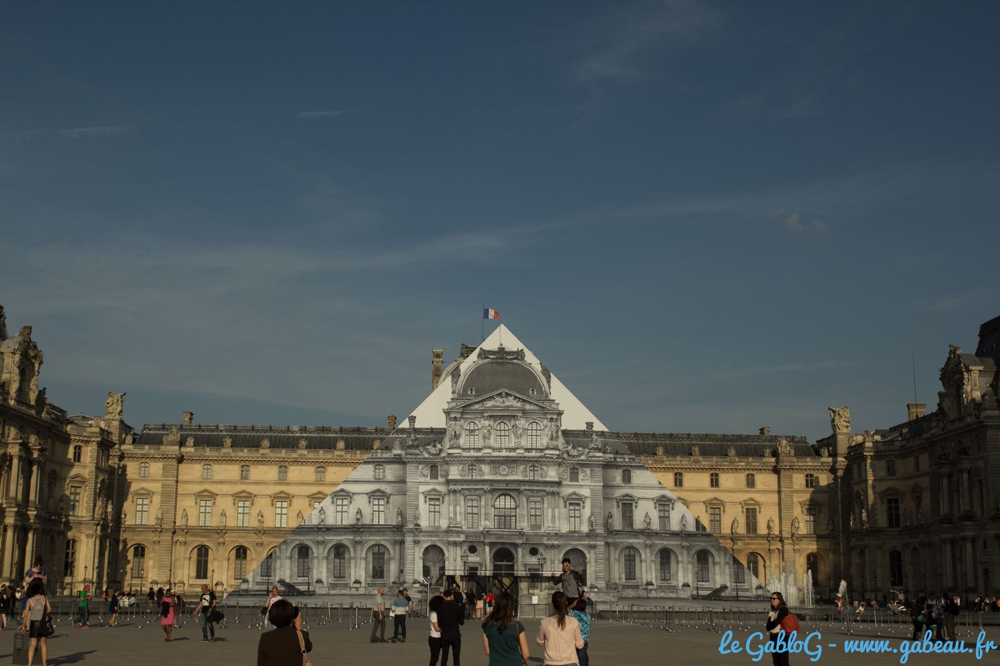 Le Louvre habillé par JR