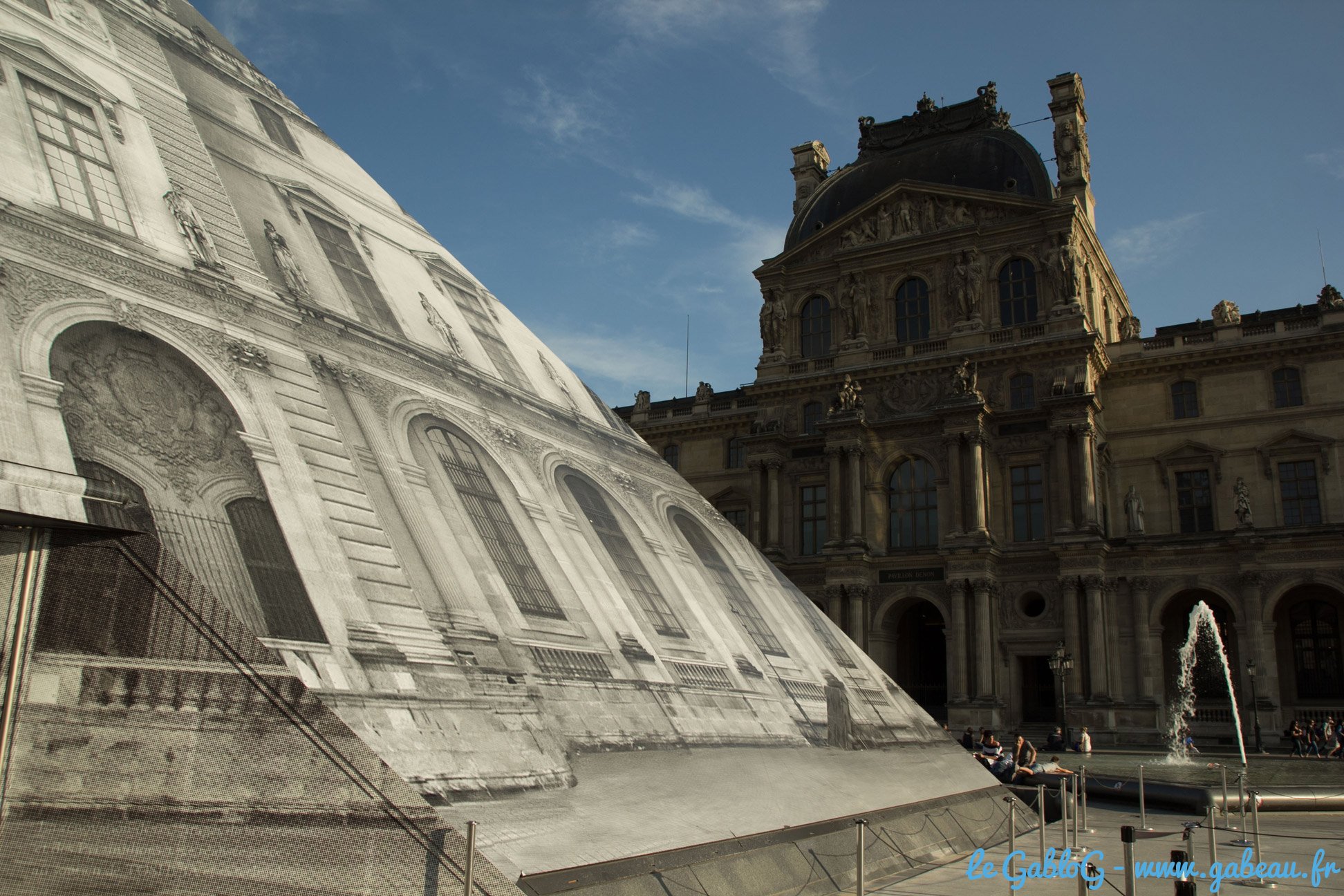 Le Louvre habillé par JR